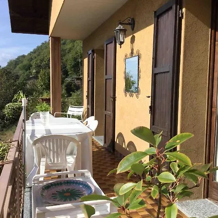 Quiete Di Montagna Sul Lago Di Iseo