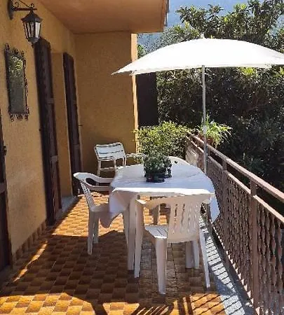 Quiete Di Montagna Sul Lago Di Iseo *